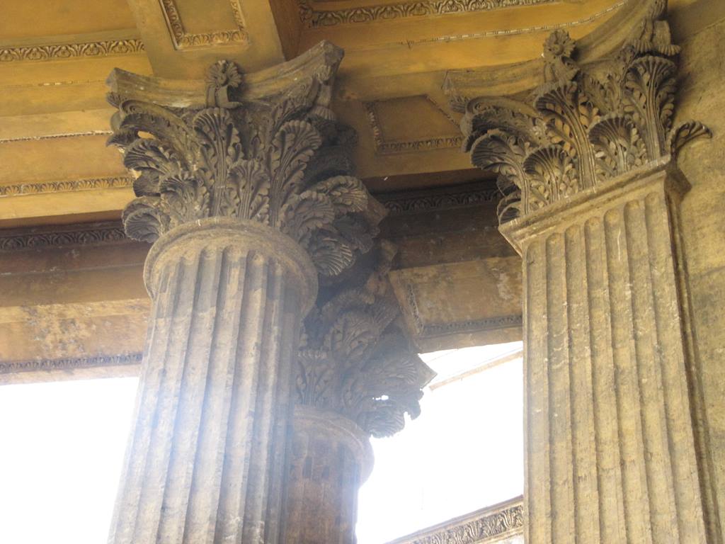 Плоская колонна из камня